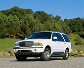AUT 15 RK0081 02
1998 Lincoln Navigator White Low 3/4 Front View On Pavement By Trees