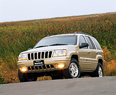 AUT 15 RK0387 05
2000 Jeep Grande Cherokee Limited Champagne Low 3/4 Front View On Pavement Grass Hill