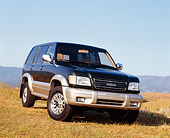 AUT 15 RK0337 02
2000 Isuzu Trooper Green Front 3/4 View On Grass Blue Sky