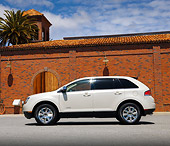AUT 15 RK1123 01
2007 Lincoln MKX White Low Profile View On Pavement
