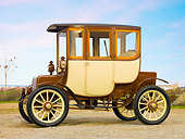 AUT 17 RK0188 01
1909 Rauch & Lang Electric Brougham Brown And Cream Profile View On Gravel