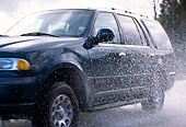 AUT 29 RK0101 01
1998 Lincoln Navigator Green 3/4 Side View On Road In Motion