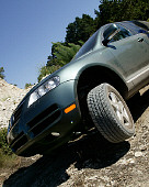 AUT 29 RK0665 01
2004 Volkswagen Touareg Green On Rocks In Motion