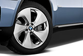 AUT 30 IZ1217 01
2011 BMW ActiveHybrid X6 Blue Front Wheel Detail On White Seamless