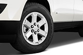 AUT 30 IZ0484 01
2010 Saturn Outlook XR White Front Wheel Detail Studio