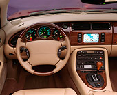 AUT 30 RK0761 02
2001 Jaguar XK8 CNV Detail