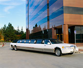 AUT 37 RK0006 02
2000 Lincoln Town Car Limousine White 3/4 Front View By Building
