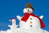 LAN 08 KH0024 01
Snowman And Baby Snowman Wearing Red Scarf, Top Hat And Santa Hat