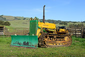 TRA 01 RK0282 01
1950 John Deere 440 Dozer Tractor Green And Yellow 3/4 Front View On Grass